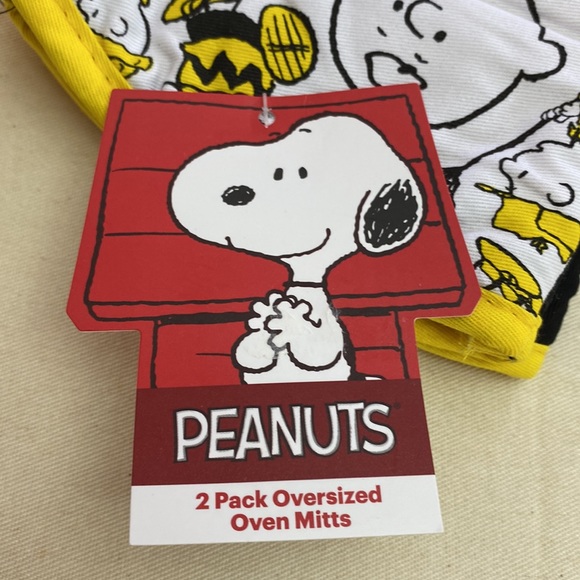 Snoopy oven mitt set of 2 NWT! Peanuts design Charlie Brown and Snoopy - Picture 4 of 9